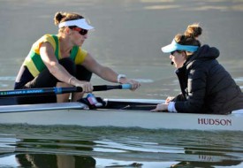 Au milieu de ses coéquipières grandes et baraquées, ici Kate Hornsey, la barreuse Elizabeth Patrick tranche par son petit gabarit (1m55). Mais c’est bien elle qui dirige la manoeuvre sur son bateau, à l’aide de son micro.
