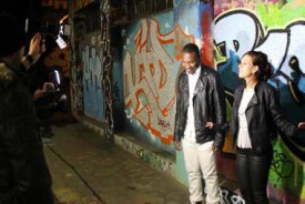 Ci-dessus, les deux amis devant la caméra lors du tournage du clip.