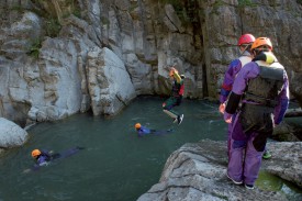 Les jeunes n’ont pas hésité à se lancer dans le vide lors de l’épreuve de canyoning. Dmitry Sharomov. ©DR