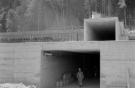 Une longue galerie permettait l’accès au coeur du CNEL, sous la colline.