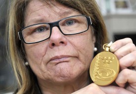 La médaille d’or obtenue lors du 100 mètres des Jeux paralympiques de Séoul.