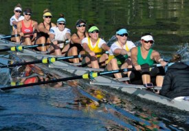Après avoir mis l’accent sur la technique pendant la première heure de l’entraînement, les Australiennes travaillent les départs et la vitesse, toutes ensemble. Les visages expriment l’intensité des efforts consentis.