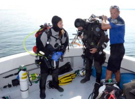 Les plongeurs portent plus de 40 kilos de matériel. Avant de se jeter à l’eau, le bon fonctionnement de l’équipement est vérifié.