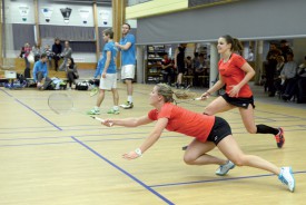 Sarah Golay se jette sur le volant, sous les yeux de sa coéquipière Ayla Huser. ©Michel Duvoisin