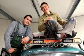 Les deux amis se retrouvent trois soirs par semaine dans le garage de Nicolas Pittet (à g.). ©Michel Duperrex