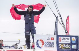 Le navigateur genevois a porté haut les couleurs de la Suisse à son arrivée aux Sables-d’Olonne. ©Olivier Blanchet / Vendée Globe