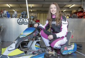 Léna Bühler pose dans l’atelier mécanique de son équipe, GS Karting, à Echandens. ©Simon Gabioud