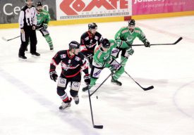 Jiri Rambousek peut récupérer le puck glissé par Jonas Curty, et marquer le 2e but du HC Yverdon. ©Roger Juillerat