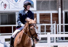 En photo principale, Julie Studer monte Damoza. Ci-contre, Sibille Carquillat chevauche Luxury. Les deux cavalières nord-vaudoises ont pris beaucoup de plaisir à participer au concours disputé au Centre équestre d’Yverdon. ©Champi