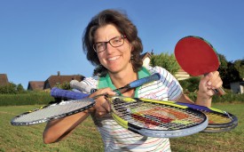 La badiste Adeline Kilchenmann, ici à Essertines, est capable de jongler avec les quatre raquettes avec une belle aisance. ©Michel Duperrex
