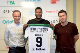 Entouré de Mario Di Pietrantonio (à g.) et d’Anthony Braizat, Djibril Cissé a déjà son maillot floqué, qu’il étrennera pour la première fois le 15 juillet, en amical à Fribourg. ©Michel Duperrex