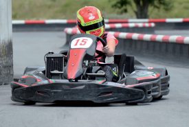 Le Vaudois Mathéo Tuscher pose avec son bolide. Dimanche à Vuiteboeuf, il a remporté la première manche, puis a fini 6e de la seconde. ©Michel Duperrex