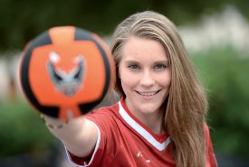 Ballon des Foxes de Lausanne dans la main et maillot de l’équipe de Suisse sur les épaules, Sylvie Schnyder a sa cible en ligne de mire. ©Michel Duperrex