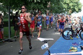 Sylvain Fridelance (en rouge avec le numéro 21) visera une place parmi les quinze meilleurs triathlètes, jeudi, lors des Championnats du monde M23 disputés à Cozumel, au Mexique. ©DR