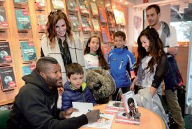 Les fans et autres curieux se sont succédé toute la journée, mercredi, pour côtoyer Djibril Cissé. ©Michel Duperrex