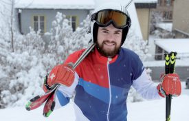Bryan Zooler s’amuse comme un fou dans la neige tombée la semaine passée à la Vallée. ©Michel Duperrex