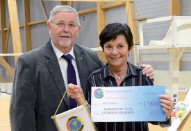 La section yverdonnoise du Panathlon-Club a remis son «Coup de coeur» et un chèque de 1000 francs au BC Yverdon. Les membres du club-service et les joueurs et dirigeants du BCY ont posé ensemble pour la photo (en couverture ci-dessus), à la fin de la rencontre remportée contre Fribourg-Tavel. ©Michel Duvoisin