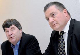 Jean-Daniel Carrard (à g.), syndic d’Yverdon-les-Bains, et Jean Christophe Gostanian, directeur de Kindercity, ont signé le permis de construire en avril 2017. ©Alkabes-a