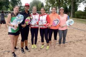 Le podium féminin : les régionales Annick Mentha et Florence Thomet (à g.), ainsi que Léa et Roxane Duvillard (à dr.) entourent les championnes de Suisse, Sarah et Nadia Leuenberger. ©Michel Duvoisin