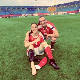 La buteuse Camille Surdez (à dr.) s’entend à merveille, hors et sur le terrain, avec sa plus fidèle pourvoyeuse de ballons Géraldine Reuteler, qui évolue à l’aile. Cela vaut bien une photo du duo sur une pelouse de l’Euro. ©DR