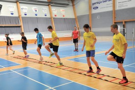 Les jeunes s’échauffent sous le regard d’Anthony Dumartheray. ©Michel Duperrex