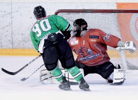 Anthony Werro, la nouvelle recrue en attaque du HC Yverdon ici face au gardien Gaël Miserez, a inscrit le penalty décisif, vendredi passé. Les locaux sont revenus de loin pour remporter cette première victoire de la saison. ©Champi