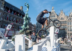 En Coupe du monde, le cadre est parfois idyllique pour Jérôme Chapuis et les autres trialistes. Comme ici en pleine ville d’Anvers, en Belgique. ©Fabiola Chapuis / Duperrex-a