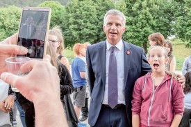 Le ministre des affaires étrangères s’est prêté à un bain de foule et, notamment avec les plus jeunes, au jeu des photos. ©Pierre Blanchard