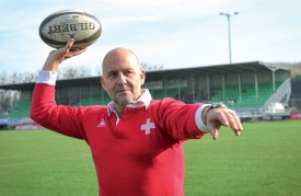 Vincent Piguet a commencé sa carrière de rugbyman en 1974, l’année de fondation du club yverdonnois, dont il est l’actuel président. C’est notamment grâce à lui que l’équipe de Suisse évoluera au Stade Municipal, dans quelques jours. Cela valait bien de ressortir son ancien maillot de la sélection à croix blanche. ©Carole Alkabes