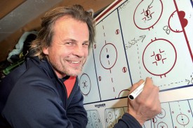 Milan Tekel est à l’aise dans son rôle de coach, devant son tableau, et se sent bien au HC Yverdon. ©Michel Duperrex
