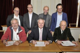 De g. à dr.: (assis) André Perret, président des EHNV, Jean-Daniel Carrard, syndic d’Yverdon, Pierre-Luc Maillefer, vice-président d’Y-Parc, (debout) Pascal Cotter, directeur général adjoint des EHNV, Jean- François Cardis, directeur général des EHNV, Yves Martin, secrétaire municipal adjoint d’Yverdon, et Sandy Wetzel, directeur d’Y-Parc. © Michel Duperrex