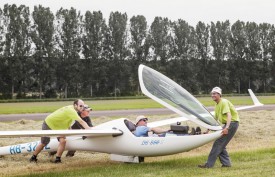 Le planeur, même dans l’herbe fraîchement coupée, est aisément déplacé. © Simon Gabioud