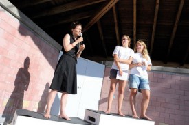 De g. à dr.: Chantal Diserens, membre de la direction de la Ligue vaudoise contre le cancer, avec les gymnasiennes Laura Loebl et Amélie Schenker. © Nadine Jacquet