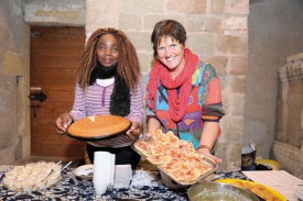 Différents stands permettaient de découvrir de nouvelles saveurs et de  s’informer sur le travail des différentes associations: ici Charlotte Gatsing  (à g.) et Théresa Aubert, diacre auprès de l’EERV. © Nadine Jacquet