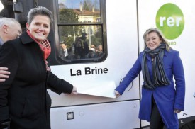 Anna Barbara Remund, directrice du trafic régional des CFF, et la conseillère d’Etat Nuria Gorrite baptisent la nouvelle rame, La Brine, du nom de la rivière qui coule entre Grandson et Yverdon-les-Bains. © Michel Duperrex