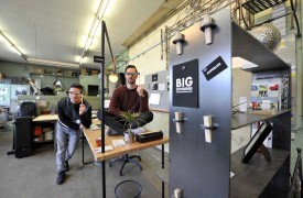 C’est dans un atelier de travail du métal qu’Edrris Gaaloul et Cyrille Verdon ont installé leur studio de design Superlife. Ils ont imaginé et construit l’armoire modulable et le bureau. © Michel Duperrex