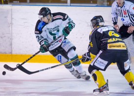 Bryan Berthoud (HCY) tente de déborder Benoît Mafille. Yverdon a le puck du match en sa possession.