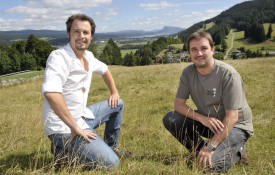 Rémi Vuichard (à g.), chef de projet sensibilisation et communication au sein de l’équipe de coordination du parc, et Bertrand Meylan, président du Parc Jura vaudois et municipal de la Commune du Chenit. © Michel Duperrex