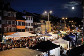 Les stands étaient bien garnis, samedi soir, mais l’affluence était un peu en-deça de la veille, selon la perception des organisateurs. © Nadine Jacquet/Michel Duperrex