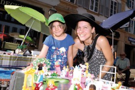 Emma Luna Kiener et sa maman, Léa, à la Braderie des enfants. © Nadine Jacquet/Michel Duperrex