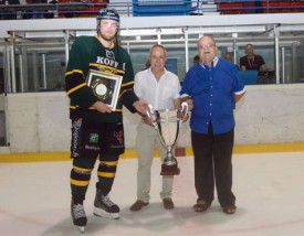 Le président de la Ligue romande, Philippe Duvoisin, remet la coupe au capitaine d’Ilves Tampere, Sami Sandell. A dr., l’organisateur Bernard Stalder. © Michel Duvoisin/Duperrex -a