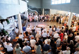 La piscine, disposée au milieu de l’assemblée lors de la messe, a été utilisée dans le cadre d’un «geste» symbolique orchestré par les groupes de jeunes de la mission. © Nadine Jacquet