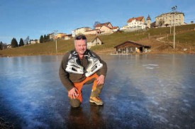 Denis Montandon cesse de travailler en forêt l’hiver pour s’occuper de la patinoire de L’Auberson, du déneigement chez des privés et du damage des pistes de ski de fond. © Michel Duperrex