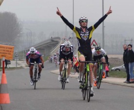 Simon Buttner a été le plus rapide au sprint samedi, s’adjugeant la deuxième étape du Giron du Nord à Bavois. En médaillon, le local de l’étape Lars Schnyder, deuxième de la course.