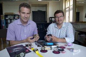 Sylvain Bourgeois et Marc Corven avec des exemplaires de leur marque lancée à l’occasion de Baselworld 2013. Ils reviennent cette année avec une montre ronde et et une montre automatique.