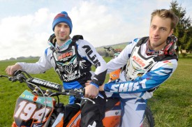 Kevin Auberson (à g.) et son petit frère Killian. Ce (sympathique) monstre bicéphale du motocross suisse, qui veut tout manger en MX2 cette saison.