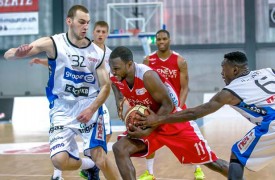 Steeve Louissaint perfore la défense fribourgeoise, ici Marko Mladjan (à g.) et Chris Uliwabo, avec toute la rage d’un vrai Lion.