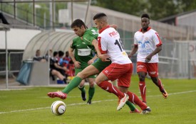 Replacé en «10» en l’absence d’Amine Karam, Eros Pitronaci (avec le ballon) a fait du bon boulot.