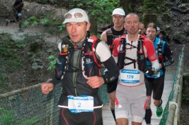 Le Bullaton Christophe Meier (2) devance Adrian Brennwald (129) au passage de Grottes de Vallorbe. Ça ne va pas durer.