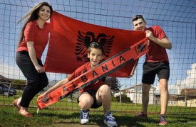 Elinda, Meriton et leur oncle Vedat Mazreku, ici à Chavornay, sont chauds pour aller pousser leur idole Lorik Cana et les autres, demain, au Stade Municipal.